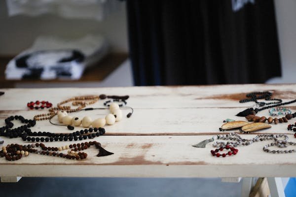 Bijoux en bois : l'artisanat français à portée de main