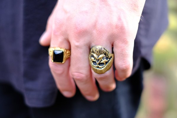 Bague obsidienne noire : élégance et force masculine